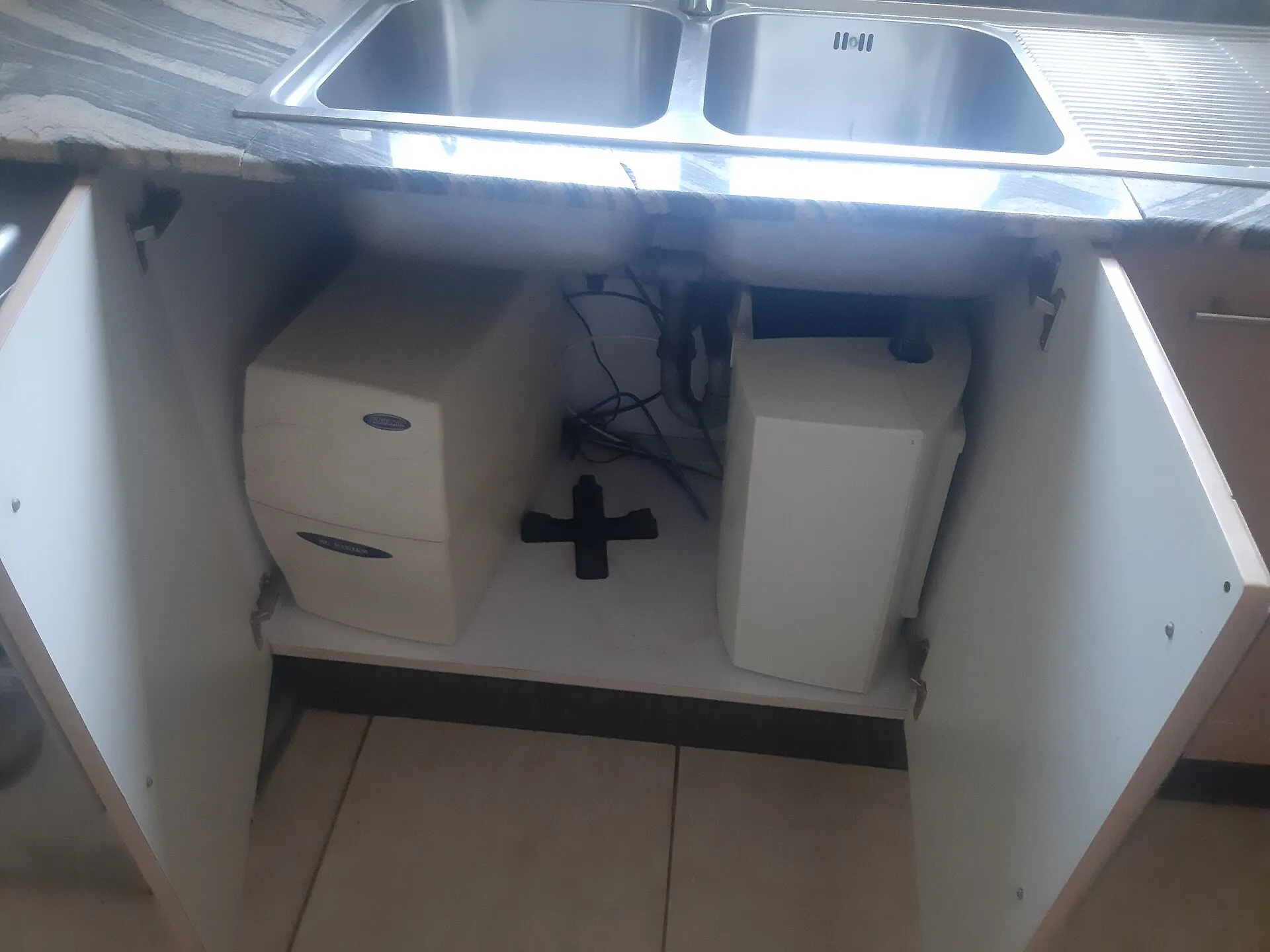 An under-sink water filtration system